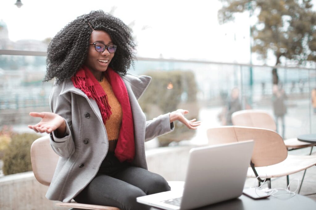 afroamerikanische Frau Laptop Arbeit draußen glücklich Warum ein Outdoor-Office die Produktivität erhöhen kann