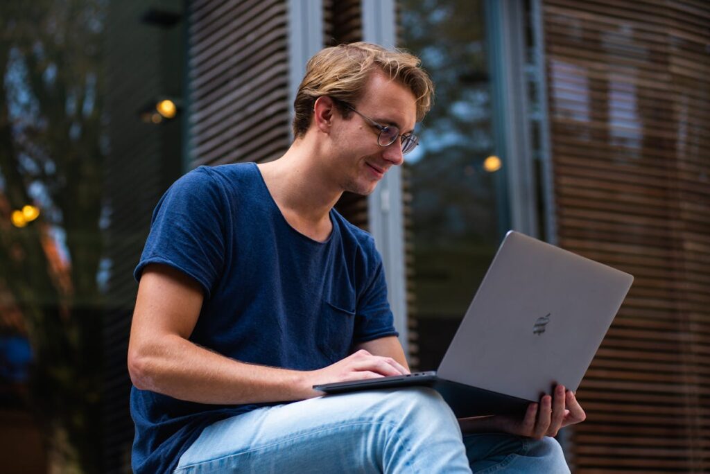 Student Laptop KI im Bildungswesen – ein Überblick
